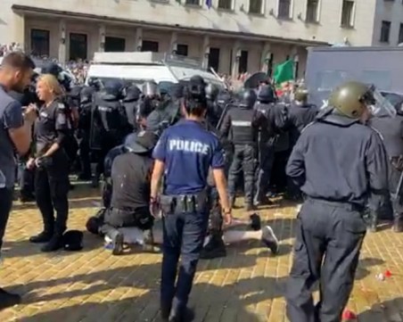 Сблъсъци и арести! Полицаи обгазени, пръскат протестиращите с лютив спрей
