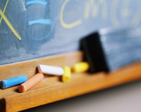 Увеличават заплатите и на инспекторите в образованието