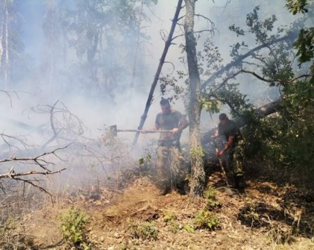 Военни опитват да овладеят тлеещите огнища над Карлово