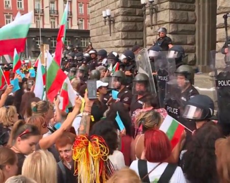 Яйца полетяха към сградата на парламента