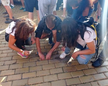 Жандармерист е откаран в болница! Протестиращи къртят павета, предупреждават за кървави сблъсъци ВИДЕО