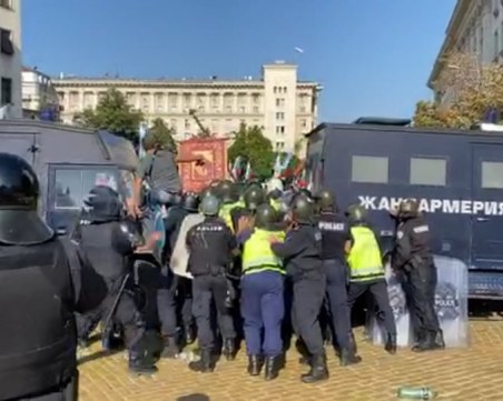 Жега в столицата! Парламентът под обсада,  сълзотворен газ, бомбички и домати на площада ОБЗОР