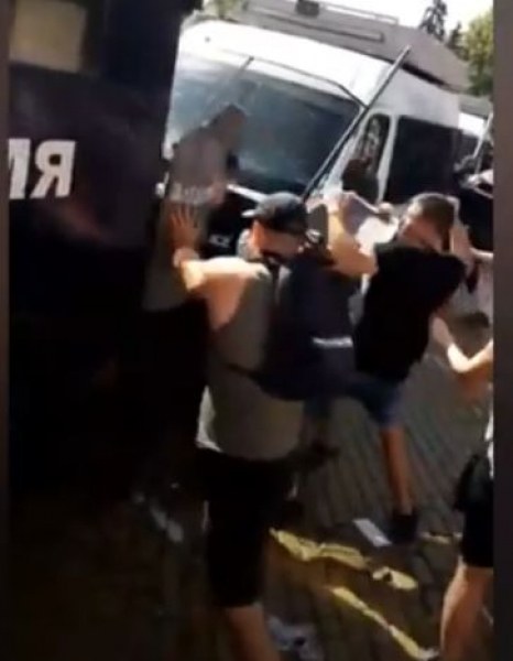Кадри показват серия груби провокации към полицаите на протеста