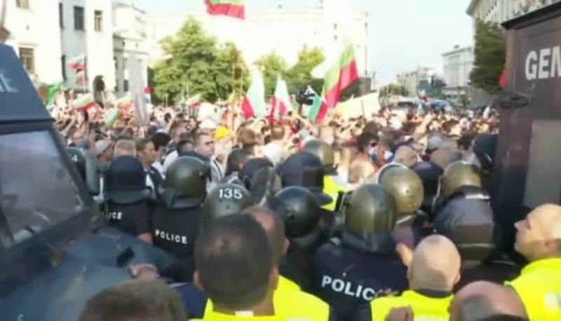 Напрежението ескалира! Протестиращи и полиция блокираха центъра на София НА ЖИВО
