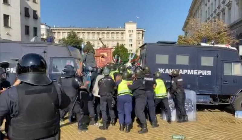 45 пострадали след сблъсъците в София! Полицаи и протестиращи  с изгаряния, обгазени и спукани глави