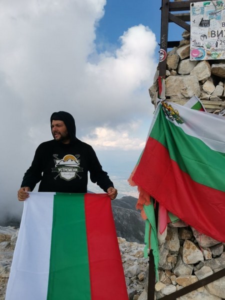 Родолюбци от Асеновград развяха нов български трибагреник на връх Вихрен
