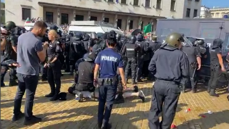 Сблъсъци и арести! Полицаи обгазени, пръскат протестиращите с лютив спрей