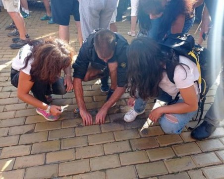 6 кв. м жълти павета са изкъртени по време на протестите