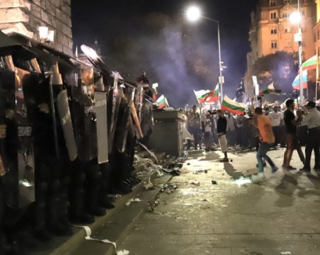 80 полицаи са пострадали при сблъсъците в София, вдигнати са всички блокади