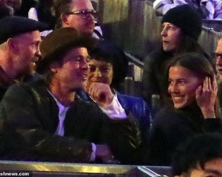 Брад Пит на почивка с новата си любима в имението, в което се ожени за Анджелина