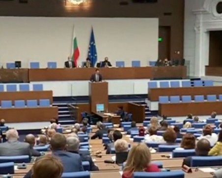 Депутатите аплодираха вътрешния министър при доклада му за действията срещу протестиращите