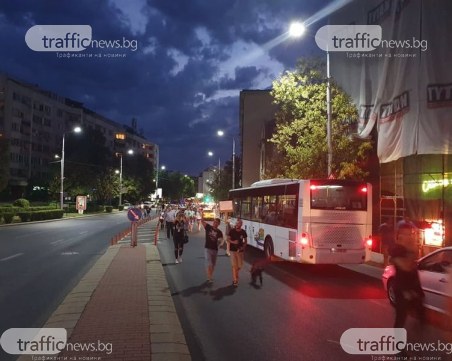 Хаос в центъра на Пловдив! Шествието блокира бул. 