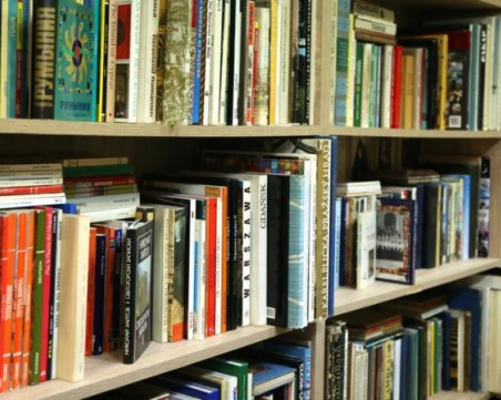 Купи книга. Дари я на своето училище! Деца обогатяват училищните библиотеки