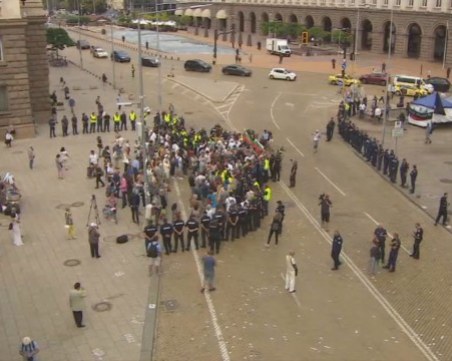 Отново сблъсъци между протестиращи и полицаи в София