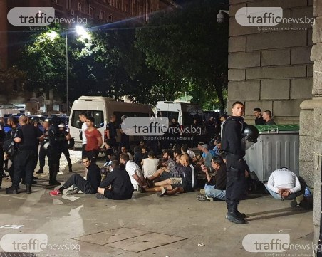 Полицията разпръсква протестиращите, има десетки арестувани