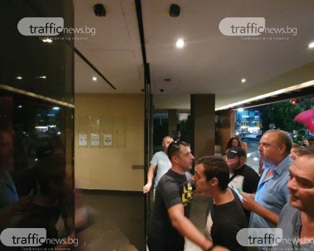 Протестиращи нахлуха в Новотела