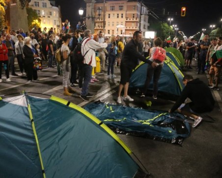 Протестиращи отново разпънаха палатки на Орлов мост