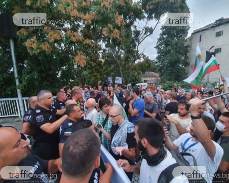 Протестиращите тръгнаха към Трето районно, посрещна ги полицейски кордон