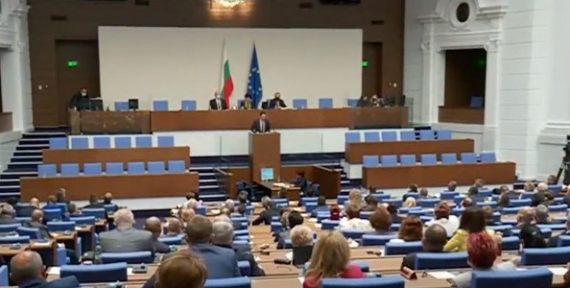 Депутатите аплодираха вътрешния министър при доклада му за действията срещу протестиращите