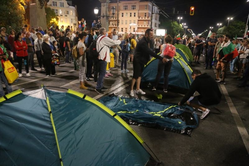 Протестиращи отново разпънаха палатки на Орлов мост