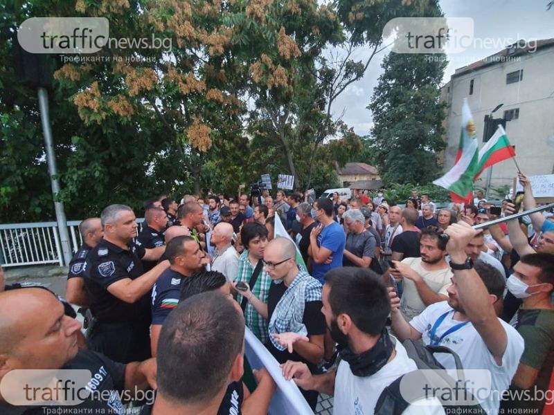 Протестиращите тръгнаха към Трето районно, посрещна ги полицейски кордон