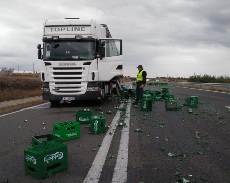 Разпилени каси с бира затвориха АМ Тракия, виновникът - пиян