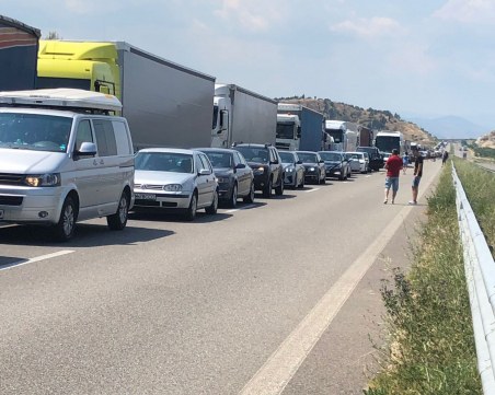 Туристите тръгнаха към Гърция, задръстиха граничния пункт на Кулата
