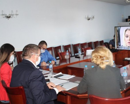 Здравният министър иска 14-дневна карантина и през зимата