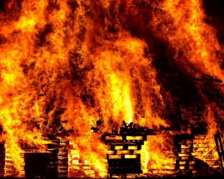 12 убити и десетки ранени при експлозия в джамия