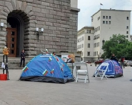 Ден 59: Блокада пред БНБ и палатки пред Партийния дом