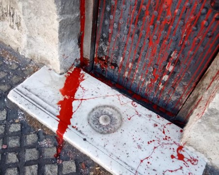 Поругаха църквата, в която се смята, че е погребан Левски