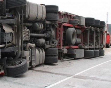 ТИР с амбалаж се обърна край Стара Загора