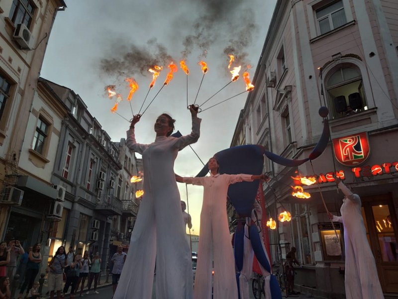 Пловдивчани се потопиха в огнен танц на Главната