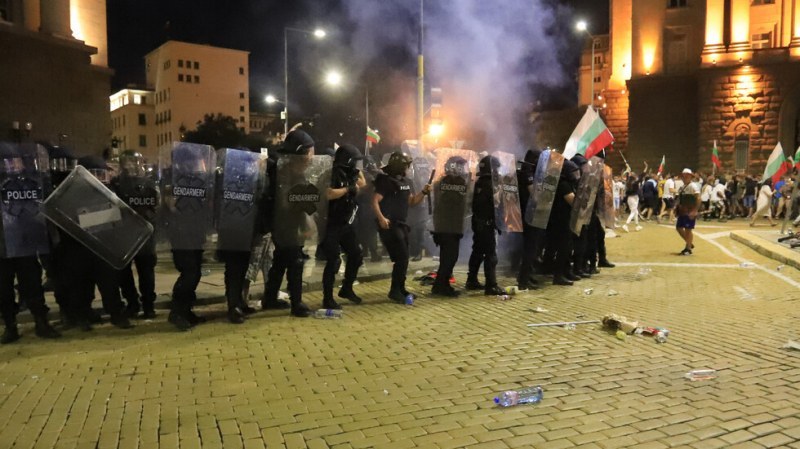 Пуснаха петима от задържаните протестъри, демонстранти се събраха пред съда