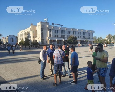 Отровното трио пристигна в Пловдив, протестиращи се събират на площада