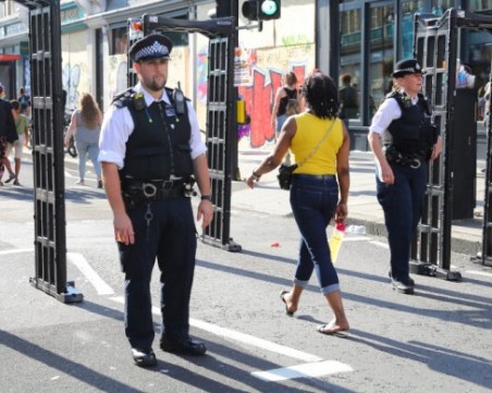 Серия от нападения с нож в Англия, един се бори за живота си