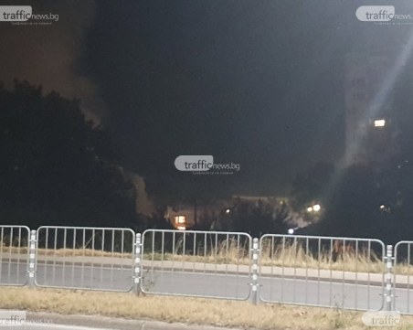 Пожарът в Кършияка отново пламна! Миризмата трови пловдивчани повече от 4 часа