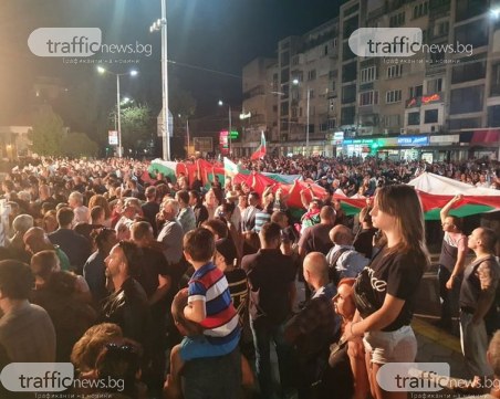 Протестът стигна до паметника на Съединението, освиркаха официалните лица