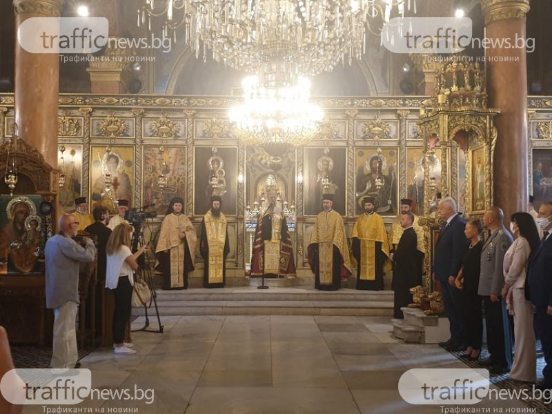 Камбанен звън огласи Пловдив на тържествения молебен за празника
