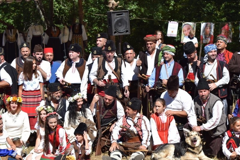 Красиви българки и въоръжени до зъби хайдути на големия събор край Калофер