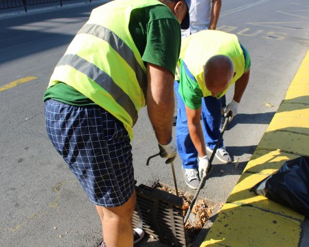 Чистят шахтите в Пловдив по ГРАФИК! Не паркирайте върху тях