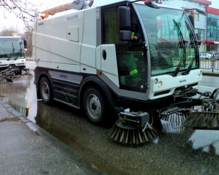 Дезинфекцират махала в Пловдив, мият улици и алеи в града