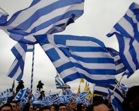 Гърция скочи на протест срещу маските в училище