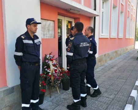 Пожарникари почетоха свой колега, загинал в огнена стихия