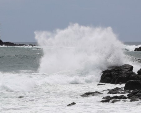 Жертва и десетки ранени при тайфуна Хайшен! Евакуират хиляди в Япония и Корея