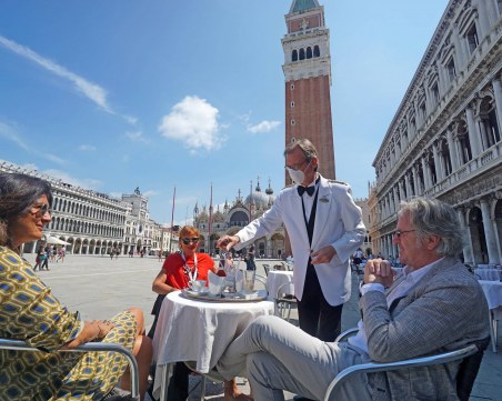 Дискотеките и стадионите в Италия остават затворени