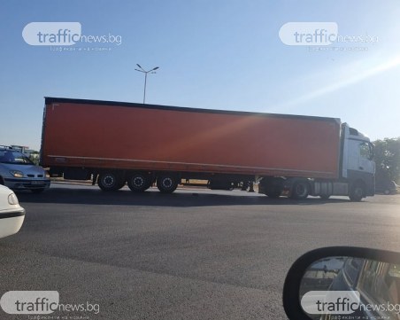 Камион и кола се помляха на пловдивско кръстовище, движението е затруднено