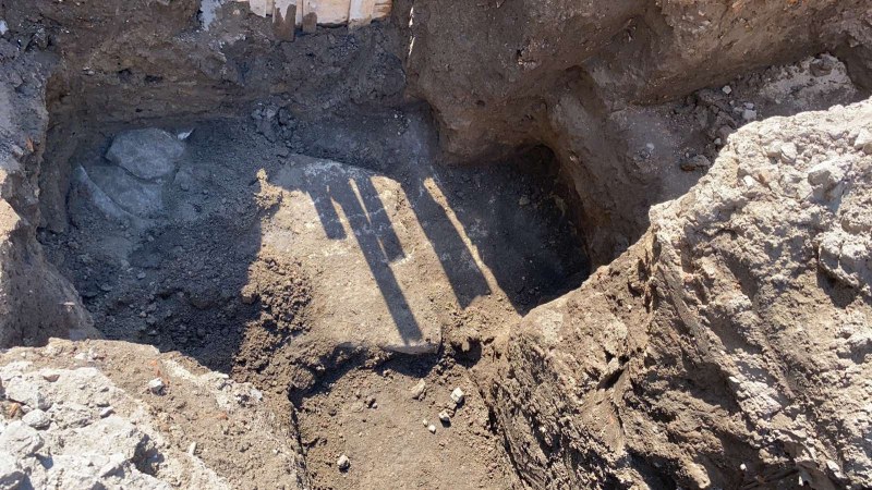 Масивен зид и антична керамика откриха археолози при ВиК ремонт в Пловдив