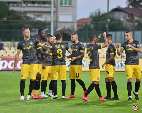 Ботев пуска в продажба трети си екип