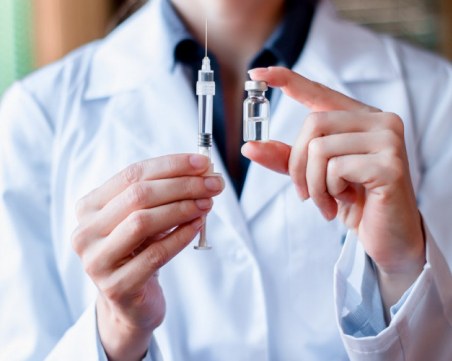 Оксфорд спря тестването на ваксината срещу коронавирус